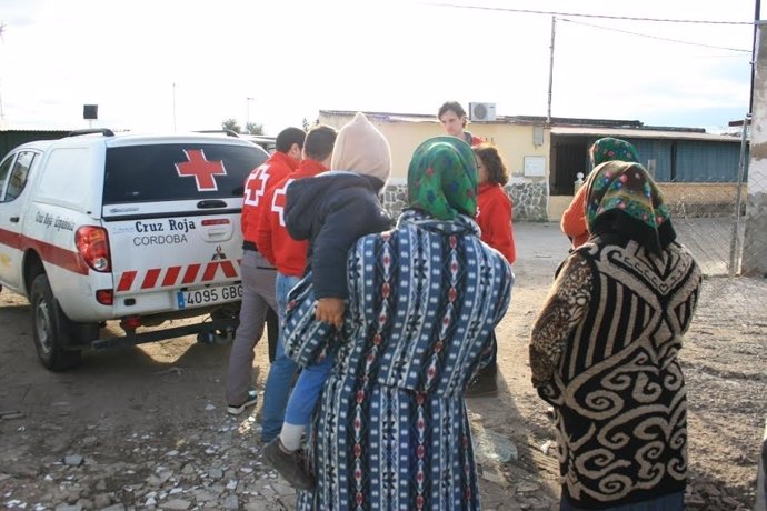 Voluntarios de Cruz Roja visitan un asentamiento de inmigrantes