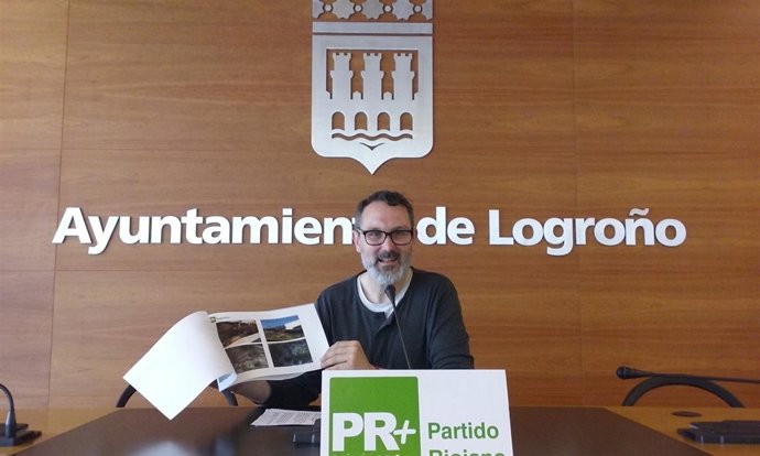 El concejal del PR+ Rubén Antoñanzas muestra "mal estado" parque Felipe VI