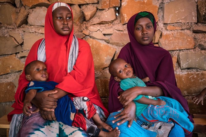Madres con sus hijos esperan en un centro de UNICEF en Somalia