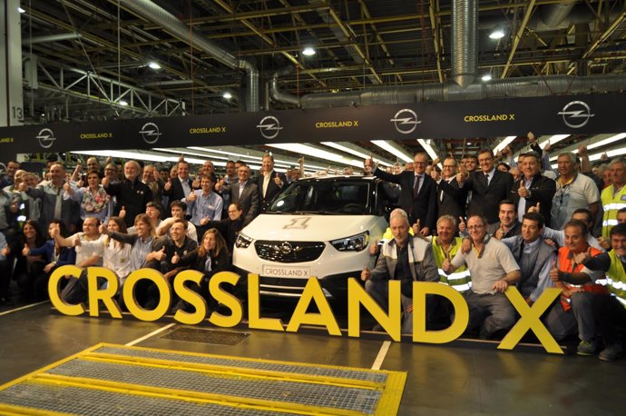 Directivos y empleados de Opel España celebran la producción del Crossland X.