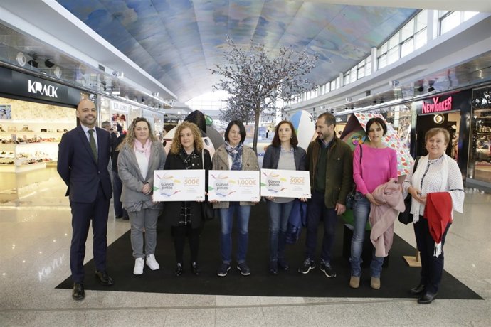 Ganadores del concurso de Güevos Pintos en intu Asturias