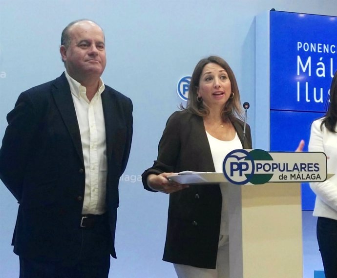 Patricia Navarro (PP-A) en con alcalde de Antequera, Manuel Barón.