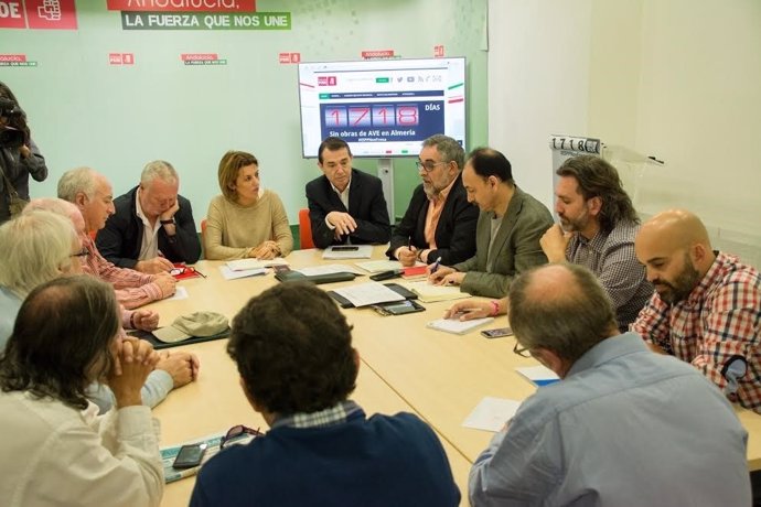 Diputados del PSOE reunidos con integrantes de la Mesa del Ferrocarril