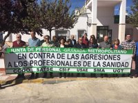 Trabajadores se concentran en repulsa a la agresión a tres profesionales sanitarios en Guadahortuna (Granada)