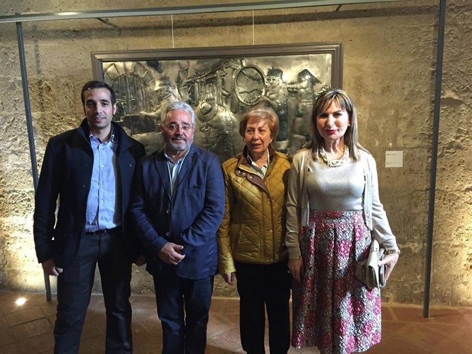 Familiares del autor, durante la inauguración. 