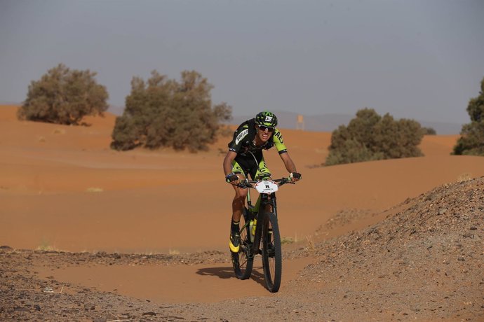 Roberto Bou arrasa en la tercera etapa hasta el liderato en la GAES Titan Desert