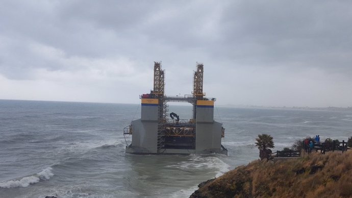 Cajonero gabarra varado playa benalmádena salvamento marítimo Agronauta estructu
