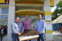 IU envía a Rajoy un "kit de limpieza" para que lo use contra "la corrupción"