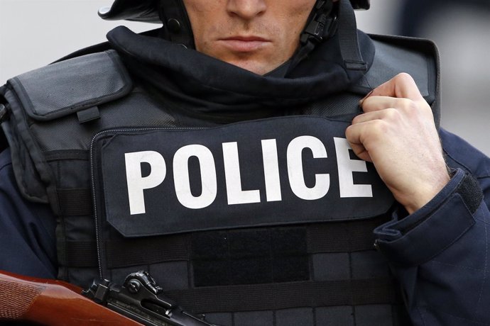 Un policía francés en una redada antiterrorista en Saint Denis
