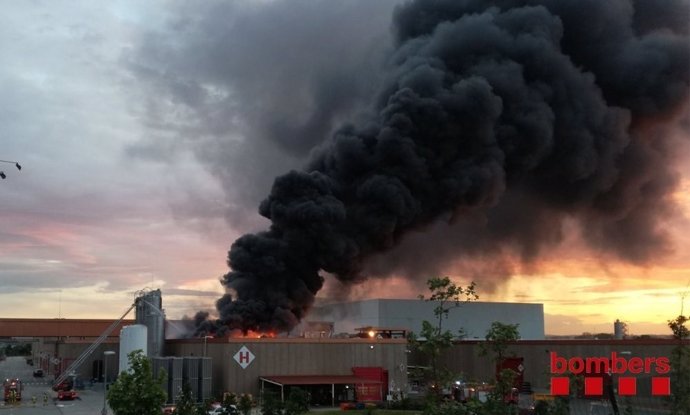 Incendio en una nave en Montornès del Vallès