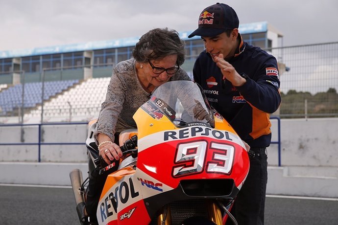 Marc Márquez enseña su moto a Paca