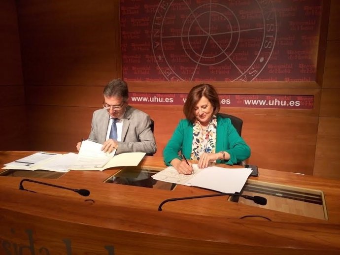 La consejera de Igualdad, María José Sánchez Rubio, y el rector de la UHU.