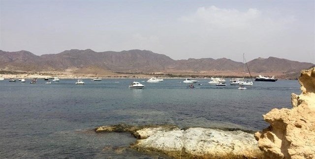 Embarcaciones frente a las playas del Parque Natural de Cabo de Gata-Níjar