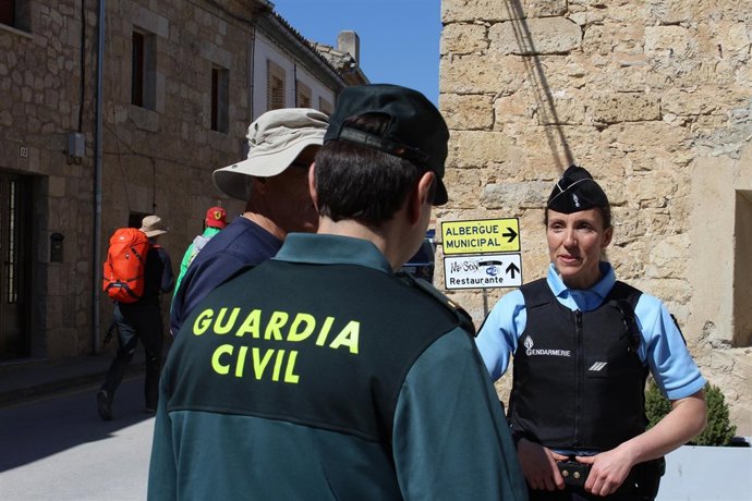 Un agente de la Guardia Civil y otro de la Gendarmería.