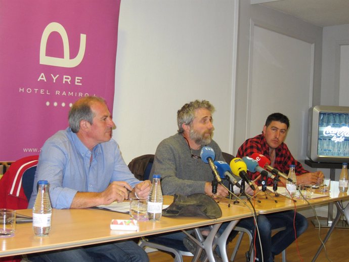 Representantes de Asturias Ganadera, con Xuan Valladares en el centro