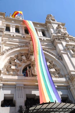 Bandera arcoíris en Cibeles
