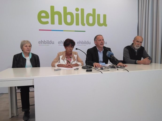 La alcaldesa de Ultzama y el portavoz de EH Bildu en la rueda de prensa