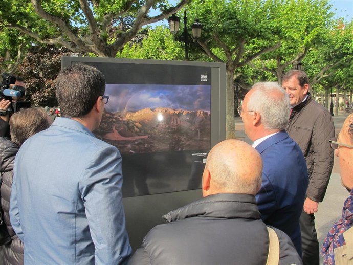 Ceniceros observa una de las imágenes de la muestra