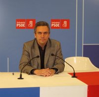 El PSOE ve una "cortina de humo" el anuncio de personación de la Junta en las eólicas para evitar que Herrera comparezca