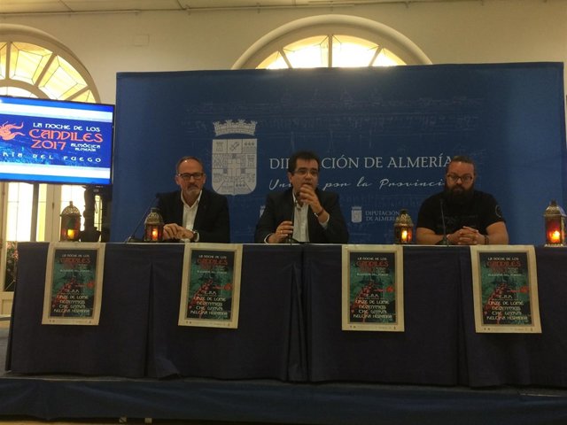 La Noche de los Candiles de Almócita atrae a cientos de visitantes.