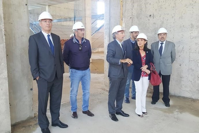 La subdelegada del Gobierno, Asunción Grávalos, en el puerto de Huelva.