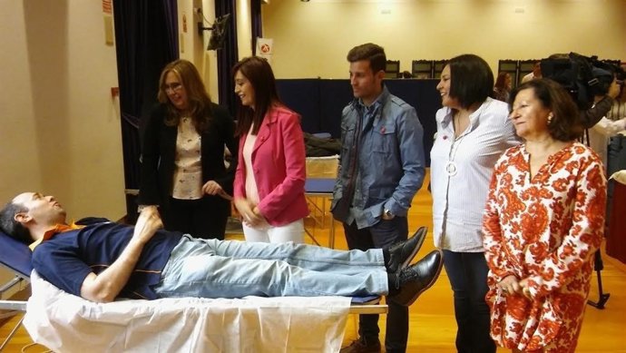 Autoridades hablan con uno de los donantes