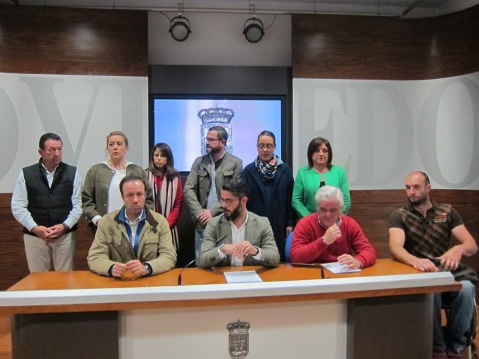 El grupo municpal del PP de Oviedo leyendo un comunicado de protesta.