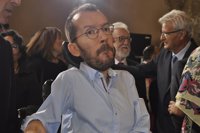 Echenique reta a Javier Fernández a consultar a los militantes del PSOE si apoyan la moción contra Rajoy
