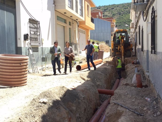 Cobo y Rodríguez visitan una de las obras.