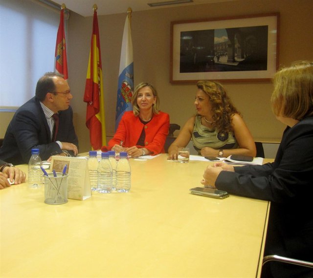 Alicia García junta a la consejera canaria Cristina Valido.                 