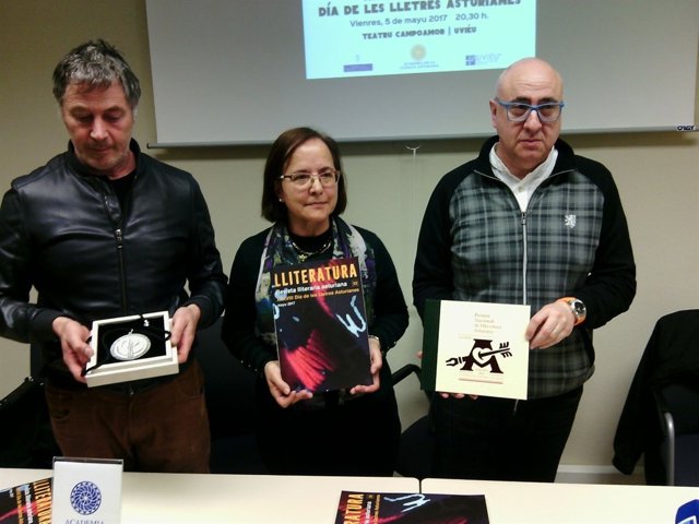 Por la izquierda, Manzano, Cano y Pedreira muestran los galardones. 