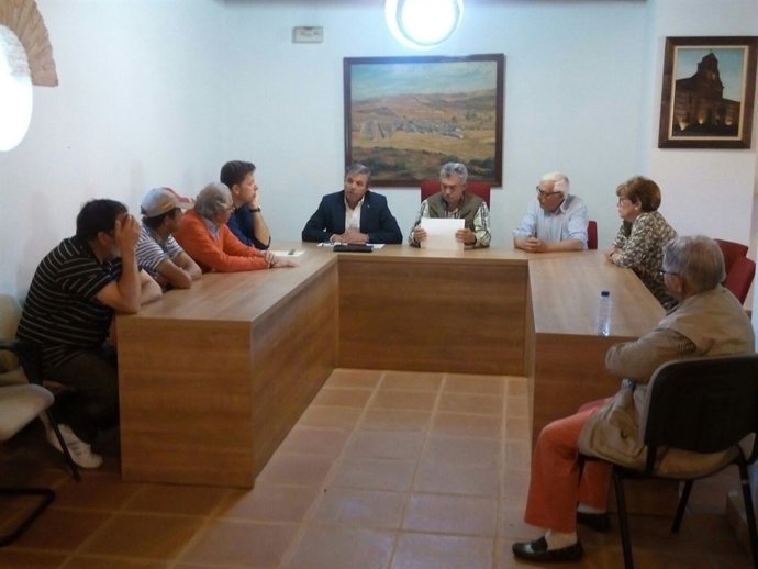 Reunión de Ortega con la plataforma ciudadana de Aldeaquemada.