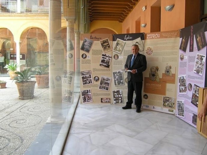 Alcalde en la inauguración de la muestra