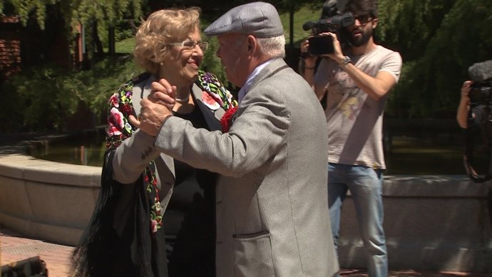 Carmena baila un chotis en presentación programa San Isidro
