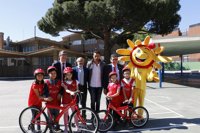 Javier Guillén y José Luis de Santos visitan junto a las Aulas Ciclistas las Escuelas Aguirre de Madrid