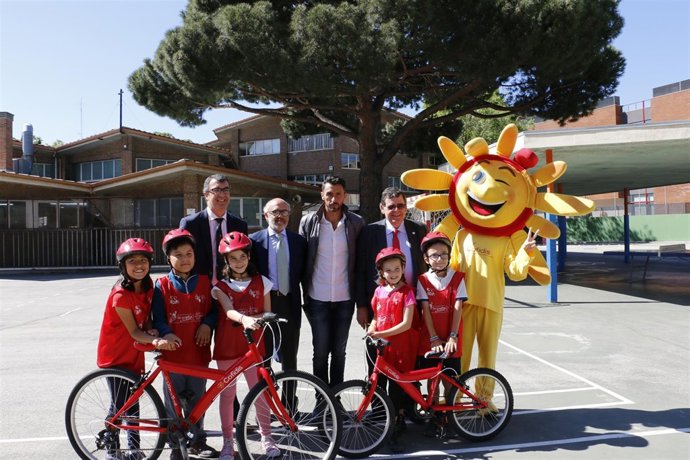Javier Guillén en un acto de Aulas Ciclistas de Cofidis