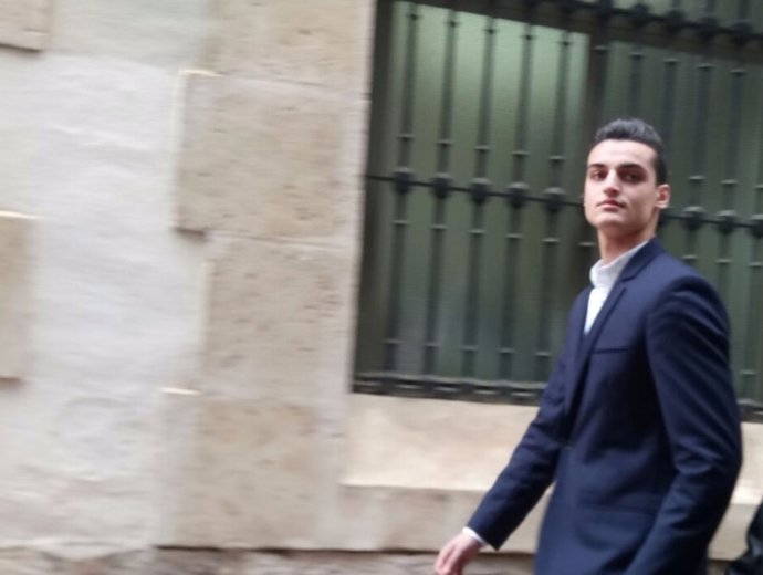 MrGranBomba a la seva arribada als jutjats