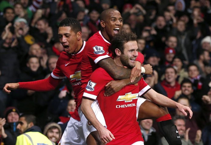 Juan Mata con Christopher Smalling y Ashley Young