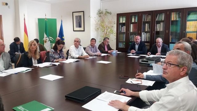 Algar (dcha.) preside la comisión