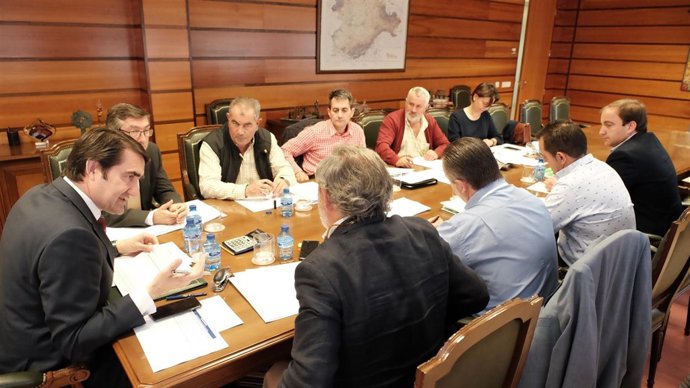 Suárez-Quiñones reunido con las OPAs.