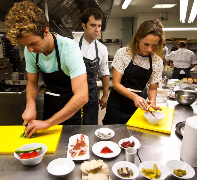 Turistas cocinando gastronomía turismo