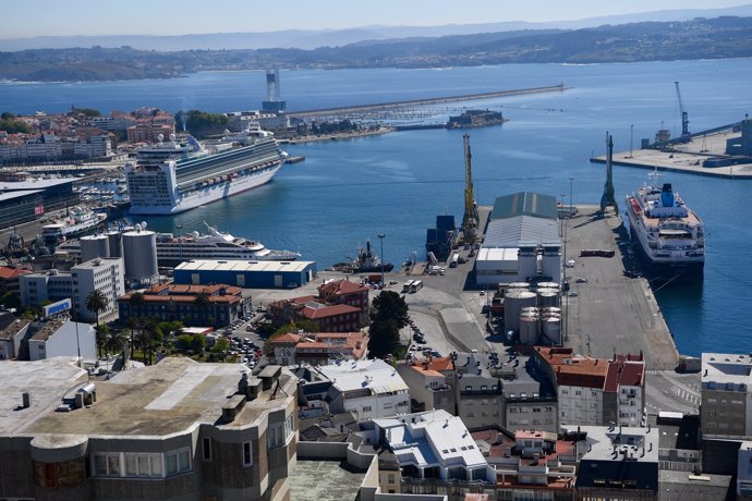 Más de 5.000 viajeros llegan al puerto coruñés en una escala cuádruple