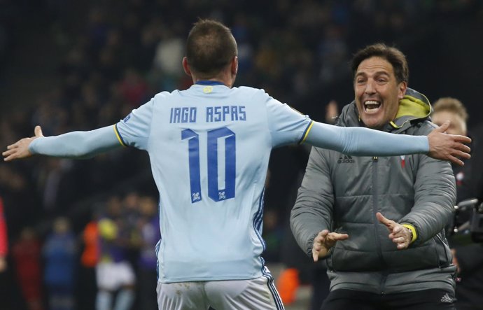 Iago Aspas y Eduardo Berizzo celebran el pase a cuartos de la Europa League