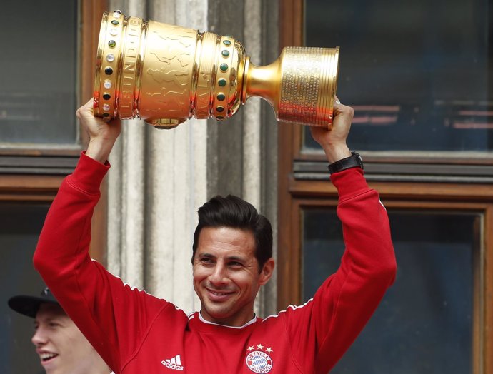 Claudio Pizarro, del Bayern Múnich, levanta el trofeo de la Copa de Alemania 