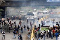 Manifestantes y policías se enfrentan en la protesta de Caracas contra la Asamblea Constituyente