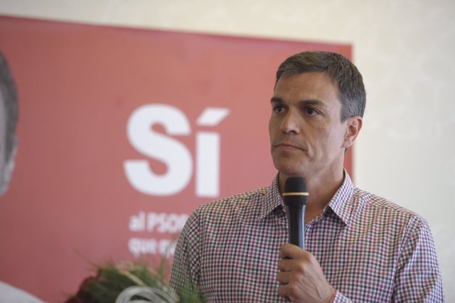 Pedro Sánchez en un encuentro con militantes
