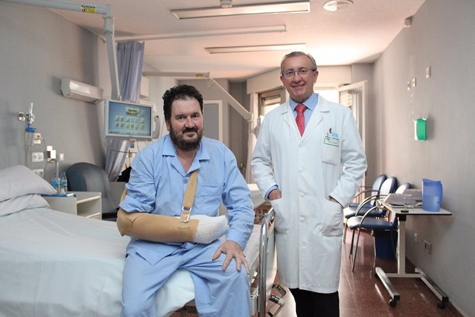 Cirujanos de Povisa reimplantan la mano a un albañil tras un accidente laboral