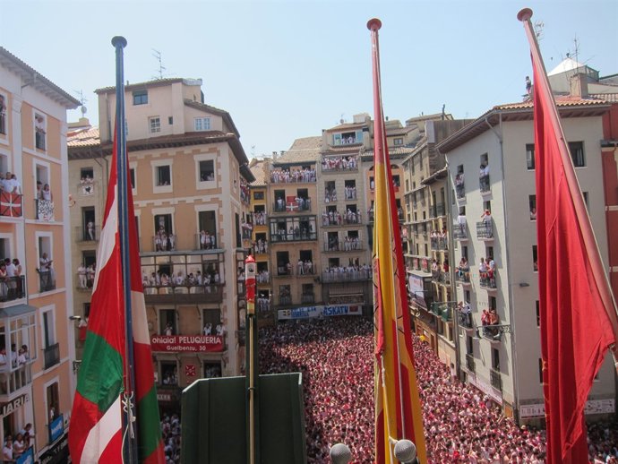 La ikurriña en el chupinazo de Sanfermines.