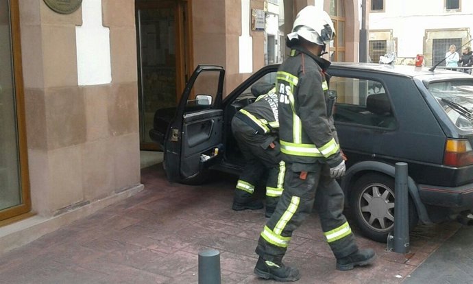 Coche empotrado contra la puerta del Ayuntamiento 