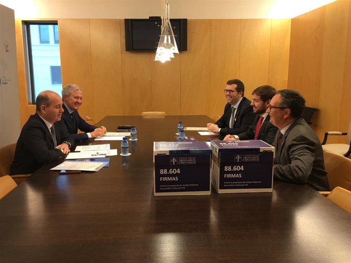 Entrega de firmas de Abogados Cristianos al PP en favor de La Misa de La 2